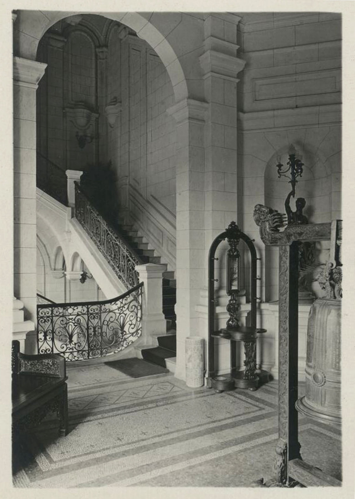 Cầu thang dẫn lên nơi sinh sống của quan Toàn quyền. Ảnh tư liệu.