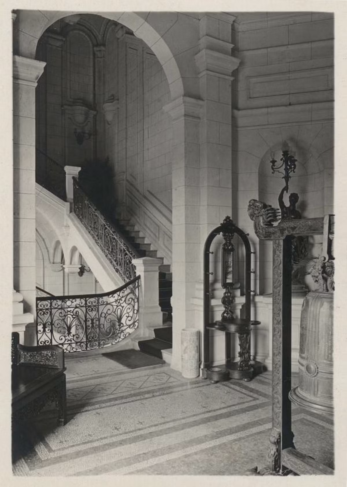 Cầu thang dẫn lên nơi sinh sống của quan Toàn quyền. Ảnh tư liệu.