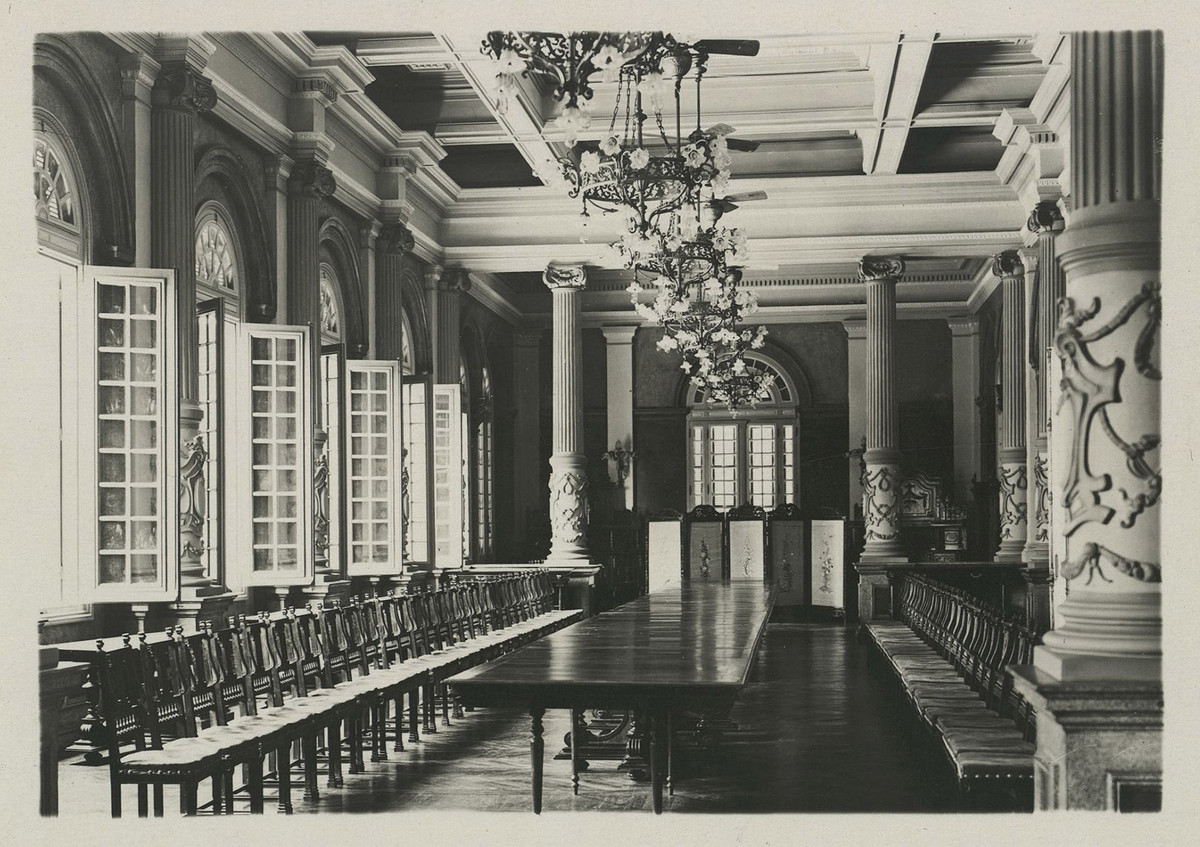 Họa tiết trang trí phương Đông trên những hàng cột kiểu phương Tây ở phòng ăn. Ảnh tư liệu.