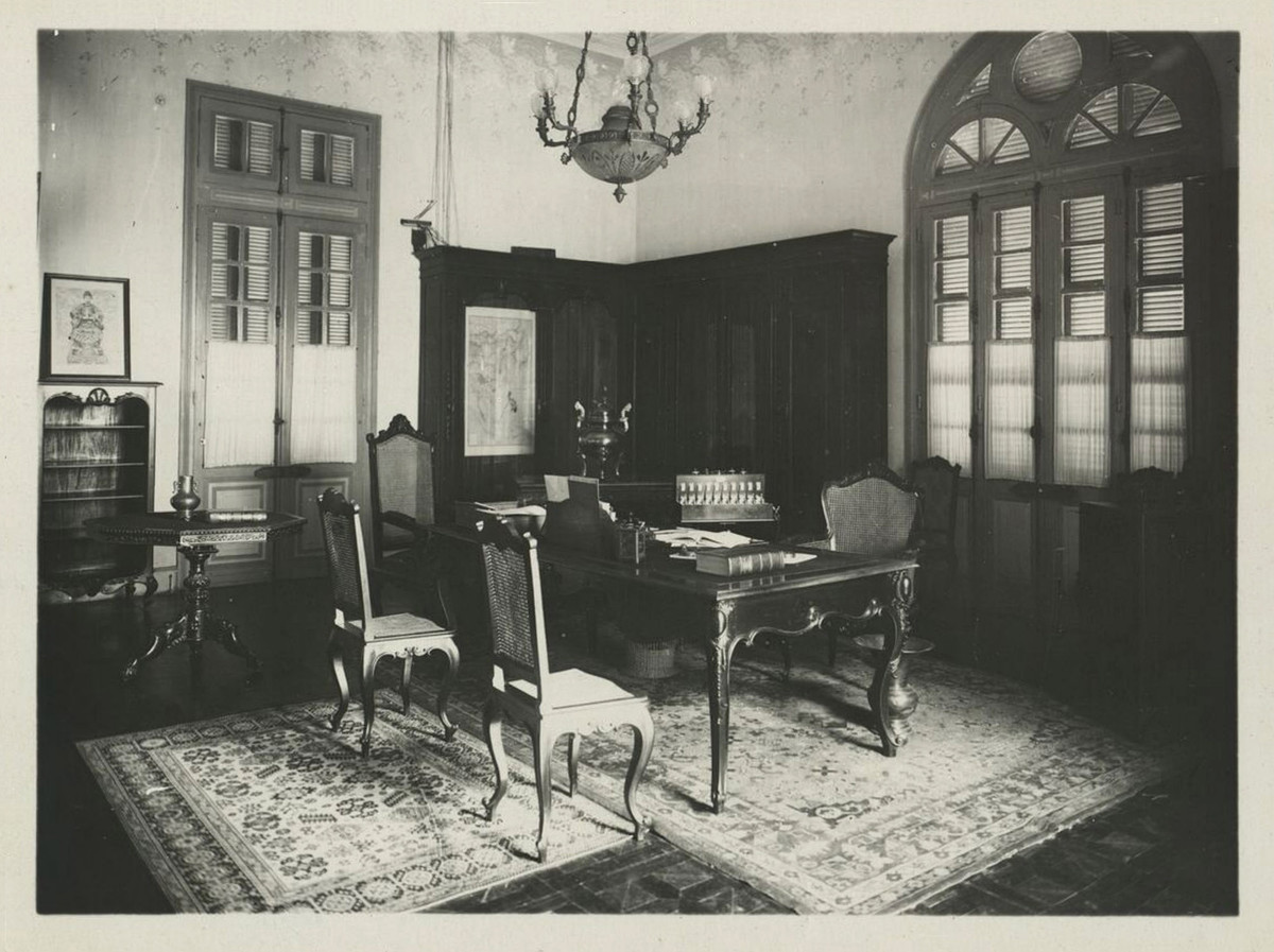 Phòng làm việc của quan Toàn quyền Đông Dương. Trên bức tường góc phải có ảnh vua Khải Định. Ảnh tư liệu.