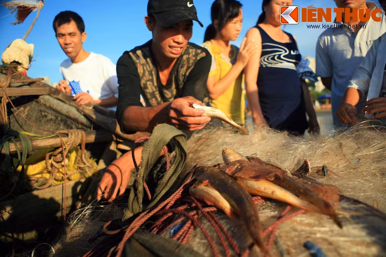 Khu chợ này được gọi là chợ "vồ", nghĩa là ai nhanh tay... vồ thì sẽ lựa được những món hàng ưng ý.