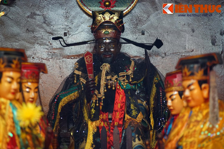 Người đời yêu quí gọi Bao Công là Bao Thanh Thiên (người có đức độ sáng như trời xanh) vì sự công minh tuyệt đối của ông. Từ một nhân vật lịch sử có thật, sự nghiệp Bao Công được khoác lên các giai thoại mang màu sắc kỳ bí.