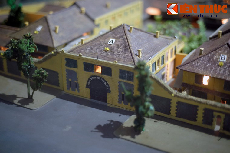 Cận cảnh cổng chính của nhà tù. Cổng chính và các công trình nằm dọc phố Hỏa Lò vẫn được giữ lại làm khu di tích sau khi nhà tù Hỏa Lò được giải tỏa để xây tòa nhà Hanoi Tower trong thập niên 1990.