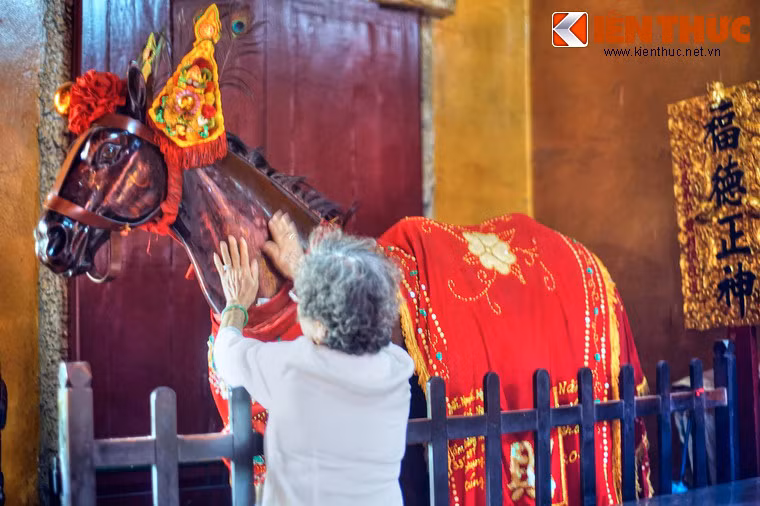 Khách thập phương chạm vào ngựa Xích Thố để cầu may, một tập tục phổ biến ở các chùa Ông.