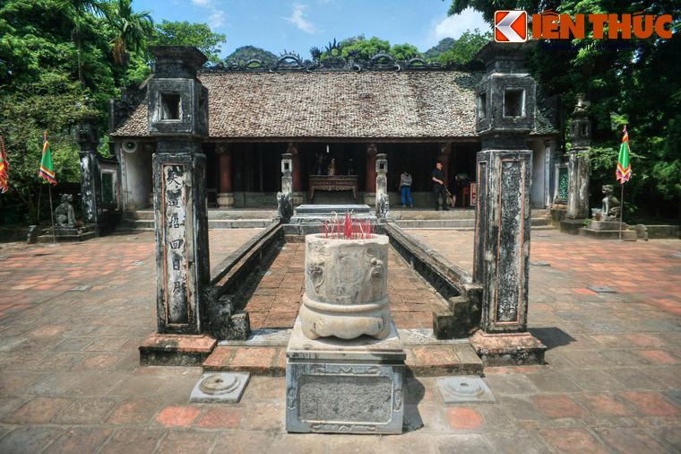 Đầu sân rồng có một lư hương bằng đá đặt trên bệ đá nguyên khối.