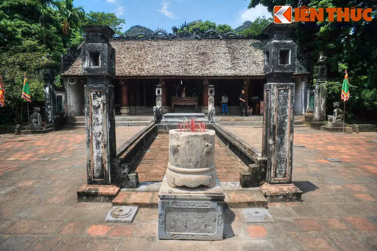 Đầu sân rồng có một lư hương bằng đá đặt trên bệ đá nguyên khối.