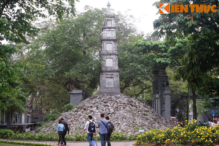 Tháp được xây dựng năm Tự Đức thứ 18 (1865) trên nền núi Độc Tôn cũ theo ý tưởng của nhà nho Nguyễn Văn Siêu.