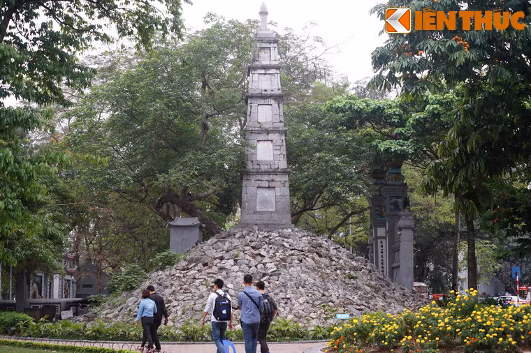 Tháp được xây dựng năm Tự Đức thứ 18 (1865) trên nền núi Độc Tôn cũ theo ý tưởng của nhà nho Nguyễn Văn Siêu.