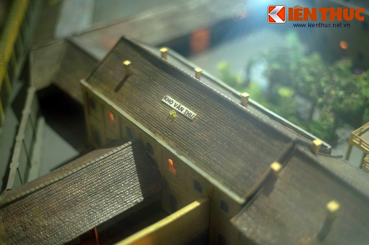 Kho văn thư nằm đối diện với nhà giám thị qua sân công vụ.