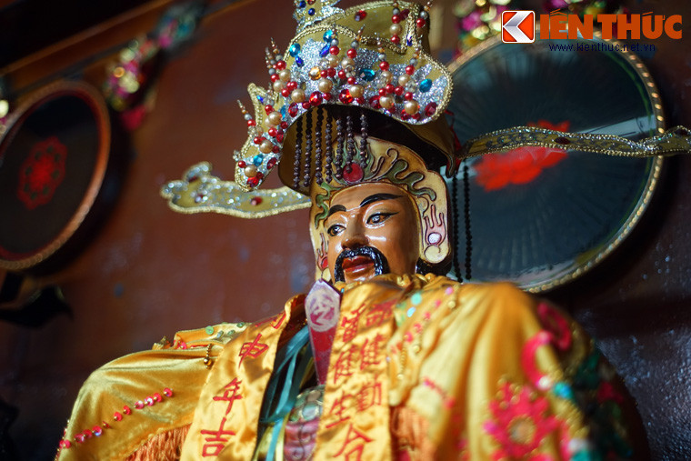 Ở hội quán Hà Chương, Bao Công được phối thờ với Thái Tuế Gia Gia và Ông Thành Hoàng, những vị thần trong tín ngường truyền thống của người Hoa.