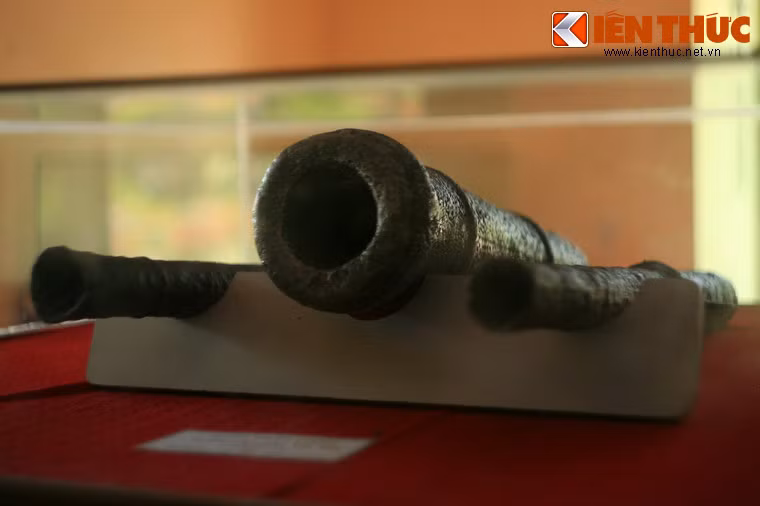 Ngày 20/1/1785, khi quân Xiêm lọt vào trận địa, pháo binh Tây Sơn bất ngờ tấn công, bộ binh và thủy quân xông ra, và tiêu diệt gần như toàn bộ quân địch. Ảnh: Súng thần công được quân Tây Sơn sử dụng trong trận đánh.