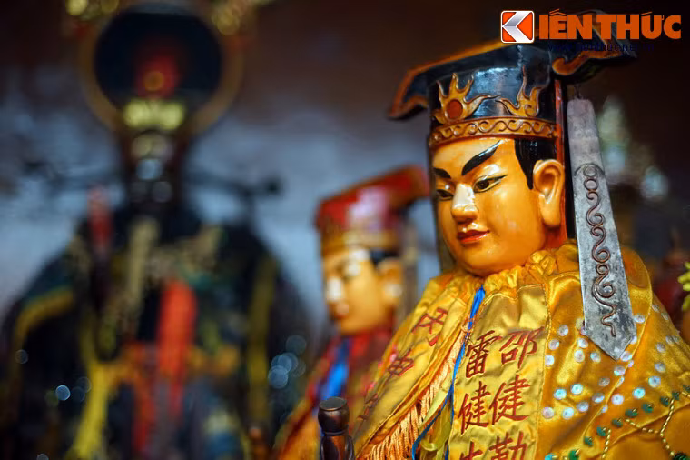 Nơi thờ Bao Công còn có cả các vệ binh từng sát cánh cùng ông ở phủ Khai Phong, được thể hiện trong phim ảnh qua các nhân vật Chiển Triêu, Vương Triều, Mã Hán, Trương Long, Triệu Hổ.