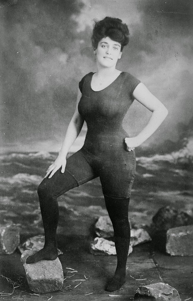 Annette Kellerman là người phụ nữ Australia đầu tiên công khai ảnh chụp của mình khi mặc đồ bơi, 1907. Vì bức ảnh này, cô bị bắt giam vì tội "không đứng đắn". Ảnh: Vintag.