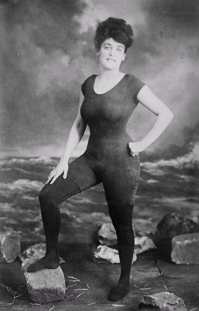 Annette Kellerman là người phụ nữ Australia đầu tiên công khai ảnh chụp của mình khi mặc đồ bơi, 1907. Vì bức ảnh này, cô bị bắt giam vì tội "không đứng đắn". Ảnh: Vintag.