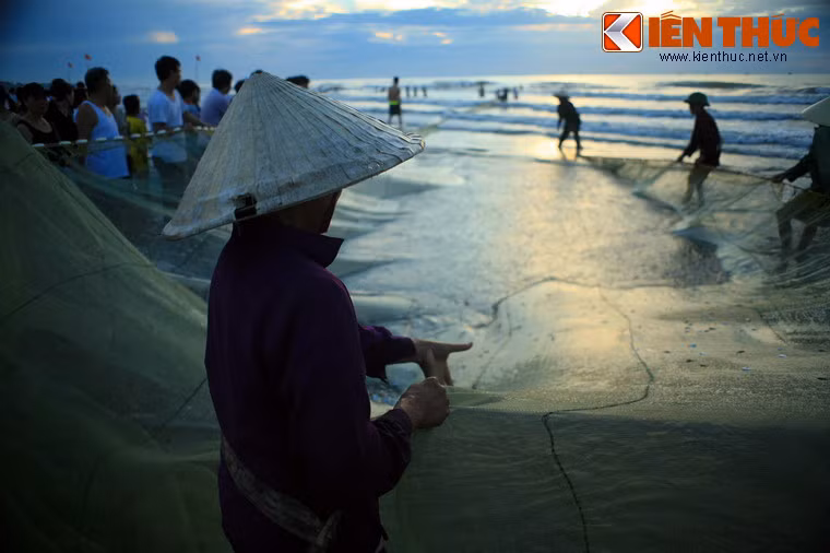 Thời điểm mặt trời bắt đầu mọc, bãi biển Sầm Sơn rộng thênh thang vì nước triều đã rút khá xa. Trong khung cảnh khá bình lặng, điều gây chú ý nhất là hoạt động kéo lưới của những người dân chài.