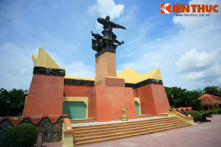 Tọa lạc tại ấp Đông, xã Kim Sơn, huyện Châu Thành, tỉnh Tiền Giang, Việt Nam, cách thành phố Mỹ Tho hơn 10 km, Khu di tích Chiến thắng Rạch Gầm - Xoài Mút là nơi ghi dấu một chiến công hiển hách trong sự nghiệp của Hoàng đế Quang Trung.