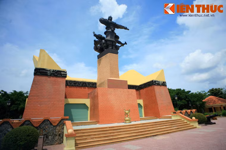 Tọa lạc tại ấp Đông, xã Kim Sơn, huyện Châu Thành, tỉnh Tiền Giang, Việt Nam, cách thành phố Mỹ Tho hơn 10 km, Khu di tích Chiến thắng Rạch Gầm - Xoài Mút là nơi ghi dấu một chiến công hiển hách trong sự nghiệp của Hoàng đế Quang Trung.