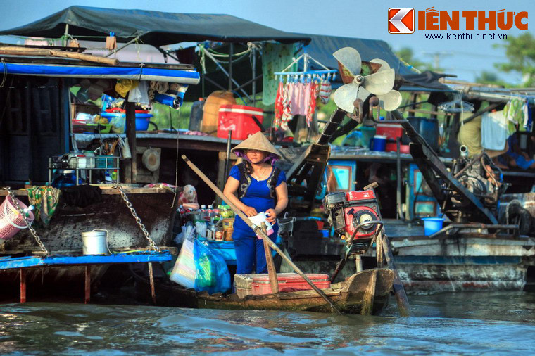 Với những người phụ nữ ở nơi đây, con thuyền chính là tổ ấm, nơi họ chăm sóc chồng con và quán xuyến mọi công việc gia đình.