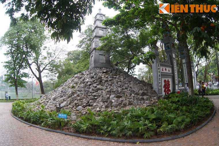 Nằm bên bờ hồ Hoàn Kiếm, ở phía ngoài lối vào cầu Thê Húc, đền Ngọc Sơn, Tháp Bút là tòa tháp cổ nổi tiếng bậc nhất của Hà Nội xưa.