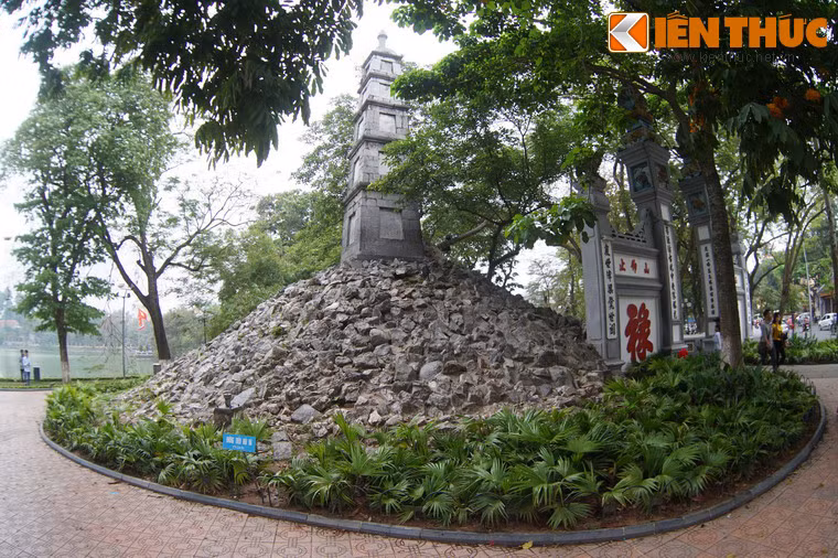 Nằm bên bờ hồ Hoàn Kiếm, ở phía ngoài lối vào cầu Thê Húc, đền Ngọc Sơn, Tháp Bút là tòa tháp cổ nổi tiếng bậc nhất của Hà Nội xưa.