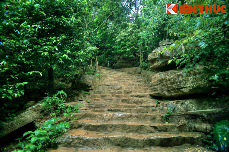 Tương truyền, vào triều Lý, khi Đức Thánh Nguyễn Minh Không về núi Bái Đính tìm thuốc chữa bệnh cho nhà vua, ngài đã tìm thấy một vùng đất có địa thế đẹp và lập chùa. Nhiều chi tiết kiến trúc và cổ vật khai quật tại chùa Bái Đính cổ mang dấu ấn đậm nét của thời Lý. Ảnh: Các bậc đá dẫn lên chùa.