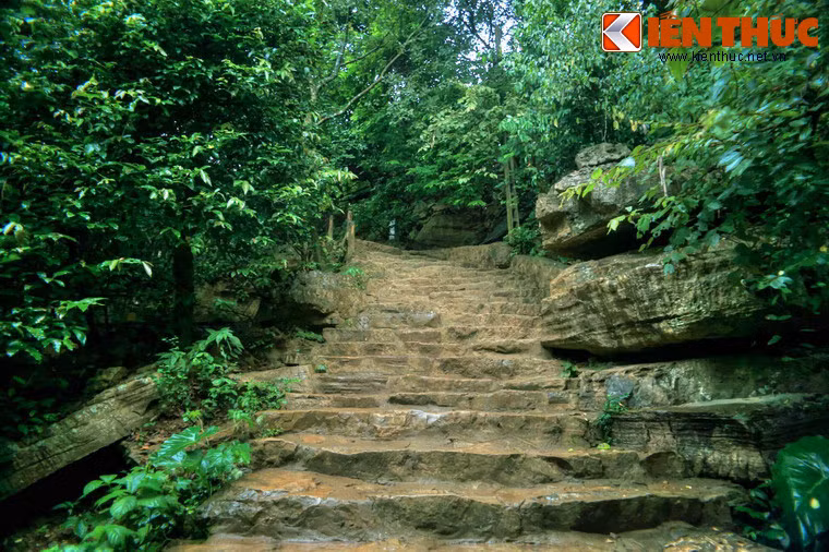 Tương truyền, vào triều Lý, khi Đức Thánh Nguyễn Minh Không về núi Bái Đính tìm thuốc chữa bệnh cho nhà vua, ngài đã tìm thấy một vùng đất có địa thế đẹp và lập chùa. Nhiều chi tiết kiến trúc và cổ vật khai quật tại chùa Bái Đính cổ mang dấu ấn đậm nét của thời Lý. Ảnh: Các bậc đá dẫn lên chùa.