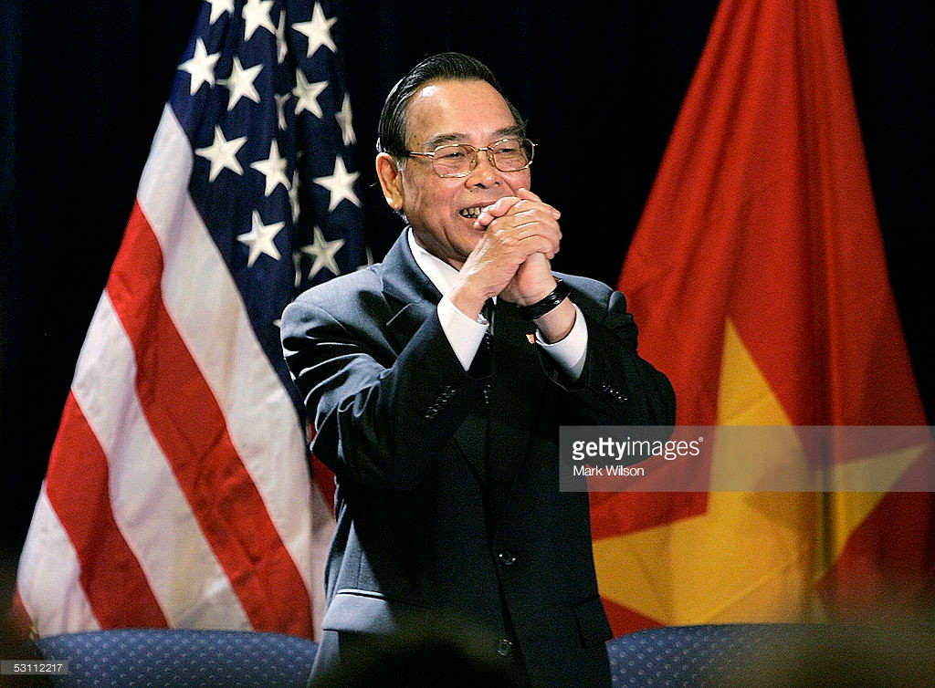 Nguyên Thủ tướng nước CHXHCN Việt Nam đáp lại tiếng vỗ tay từ cử tọa trong một buổi làm việc với Bộ trưởng Thương mại Mỹ Carlos Gutierrez tại thủ đô Washington DC của Mỹ, 21/6/2005.