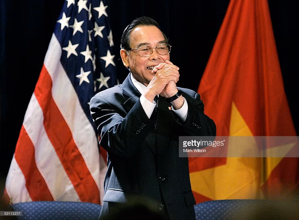 Nguyên Thủ tướng nước CHXHCN Việt Nam đáp lại tiếng vỗ tay từ cử tọa trong một buổi làm việc với Bộ trưởng Thương mại Mỹ Carlos Gutierrez tại thủ đô Washington DC của Mỹ, 21/6/2005.