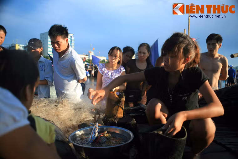 Nhiều du khách dậy sớm ra chợ "vồ" không chỉ để mua hải sản mà còn để cảm nhận nét văn hóa đặc sắc của cuộc sống miền biển.