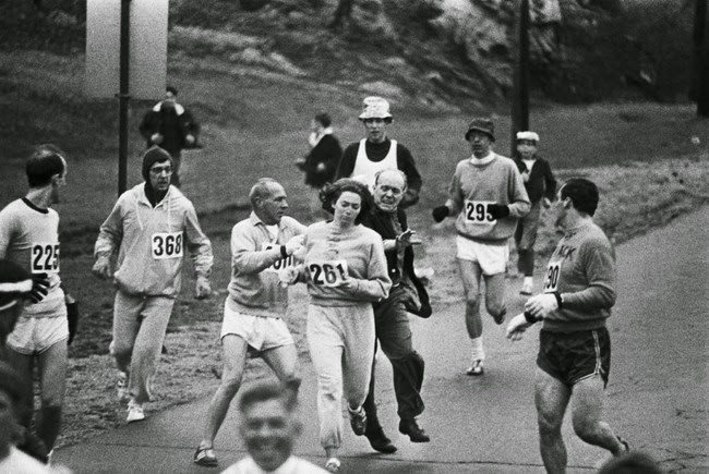 Cô Kathrine Switzer là người phụ nữ đầu tiên tham gia cuộc thi marathon Boston, bất chấp những nỗ lực ngăn chặn của ban tổ chức, 1967. Ảnh: Vintag.