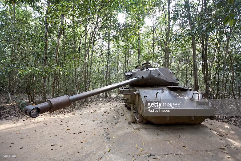 Xác xe tăng Mỹ được trưng bày tại Khu di tích Địa đạo Củ Chi. Ảnh: Getty.