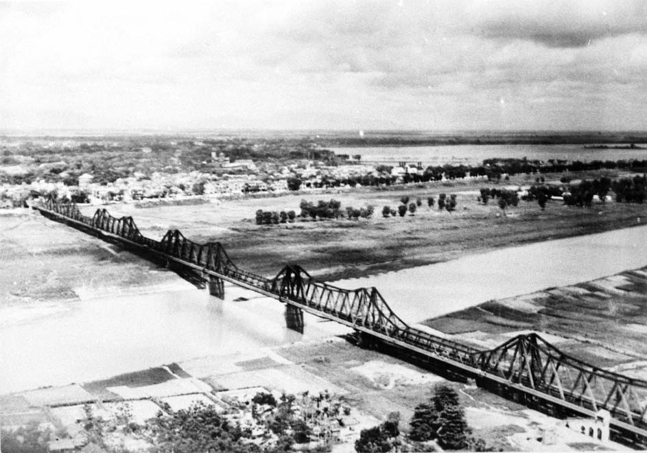 Toàn cảnh cầu Long Biên của Hà Nội xưa với các nhịp cầu còn nguyên vẹn, 1951. Ảnh: Belle Indochine.