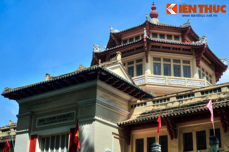 Đây là phong cách kiến trúc kết hợp giữa kiến trúc châu Âu và kiến trúc bản địa, khai thác các yếu tố truyền thống và đặc điểm khí hậu địa phương. Phong cách này đã phát triển mạnh mẽ ở Việt Nam trong giai đoạn 1920-1945.