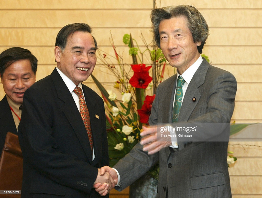 Thủ tướng Phan Văn Khải bắt tay với Thủ tướng Nhật Bản Junichiro Koizumi tại ở Tokyo ngày 4/6/2004, trong buổi khai mạc một hội nghị chuyên đề quốc tế với các lãnh đạo châu Á.