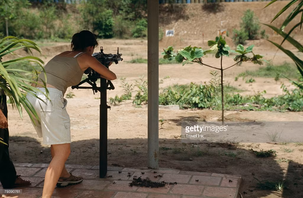 Du khách quốc tế trải nghiệm bắn đạn thật bằng súng quân dụng thời Ctv ở Củ Chi. Ảnh: Getty.