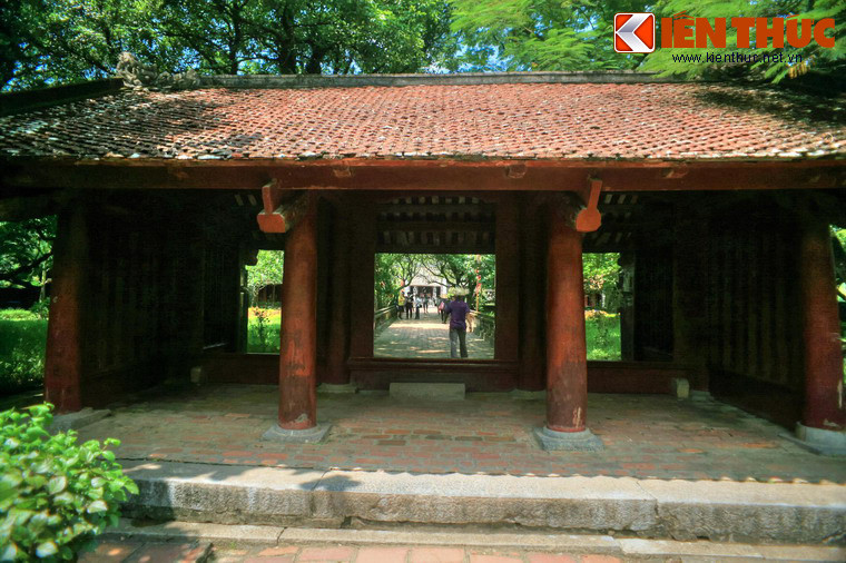 Từ Ngọ môn quan đi qua một khoảng sân ngắn là đến Nghi môn (cổng trong). Nghi môn được xây với kiến trúc tương tự Ngọ môn quan.