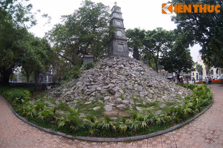 Núi Độc Tôn được xây bằng đá xếp, đường kính 12m, cao 4m, vốn là công trình tôn vinh võ công của chúa Trịnh trong việc dẹp cuộc khởi nghĩa của quận Hẻo Nguyễn Danh Phương trong thế kỷ 18.