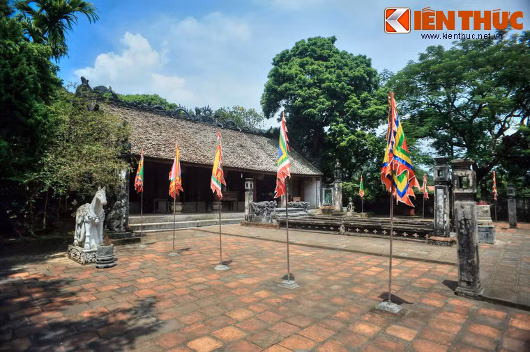 Từ sân rồng bước lên là khu đền thờ chính. Đây là một kiến trúc gồm Bái đường có 5 gian, tiếp đến là Thiêu hương với kiến trúc theo kiểu ống muống, nơi thờ tứ trụ triều đình nhà Ðinh. Hết toà Thiêu hương là chính cung có 5 gian, nơi thờ vua Ðinh và các con.