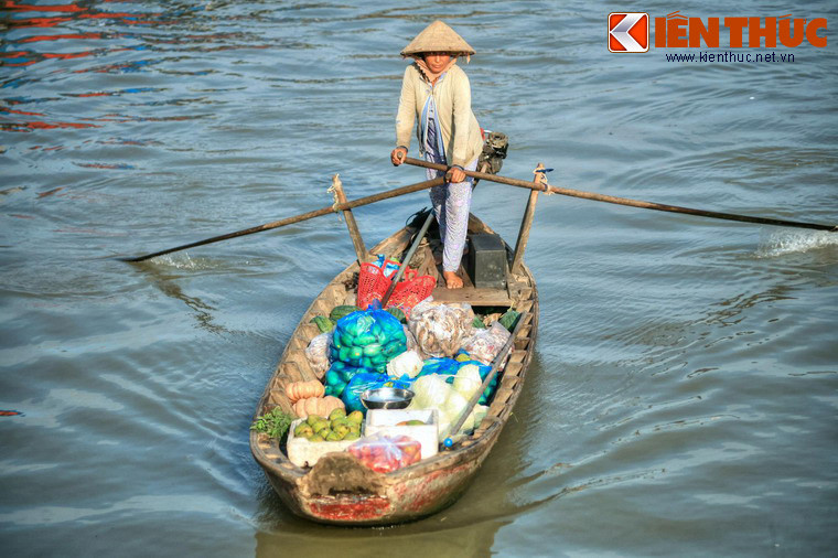 Không chỉ là đối tượng chính của các giao dịch buôn bán, những người phụ nữ ở chợ nổi còn phải thành thạo những kỹ năng đặc trưng để xoay sở với con thuyền của mình trên sông nước.