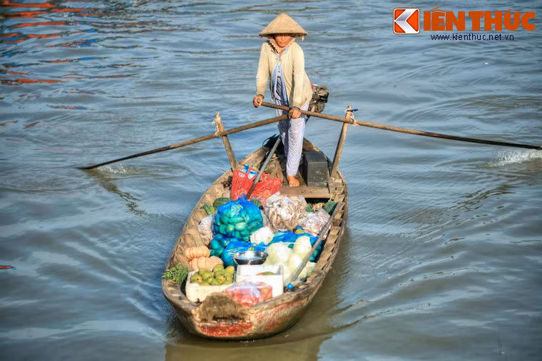 Không chỉ là đối tượng chính của các giao dịch buôn bán, những người phụ nữ ở chợ nổi còn phải thành thạo những kỹ năng đặc trưng để xoay sở với con thuyền của mình trên sông nước.