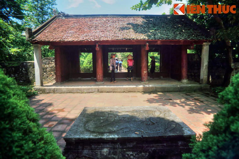 Giữa bình phong và Ngọ môn quan có một long sàng bằng đá được chạm hình rồng rất sinh động.