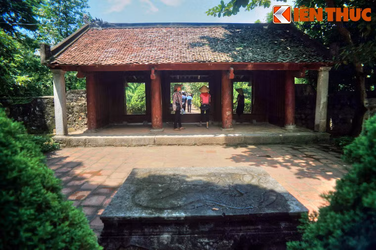 Giữa bình phong và Ngọ môn quan có một long sàng bằng đá được chạm hình rồng rất sinh động.