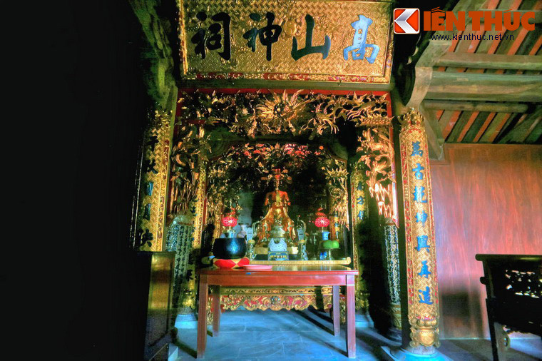 Bàn thờ thần Cao Sơn bên trong đền.