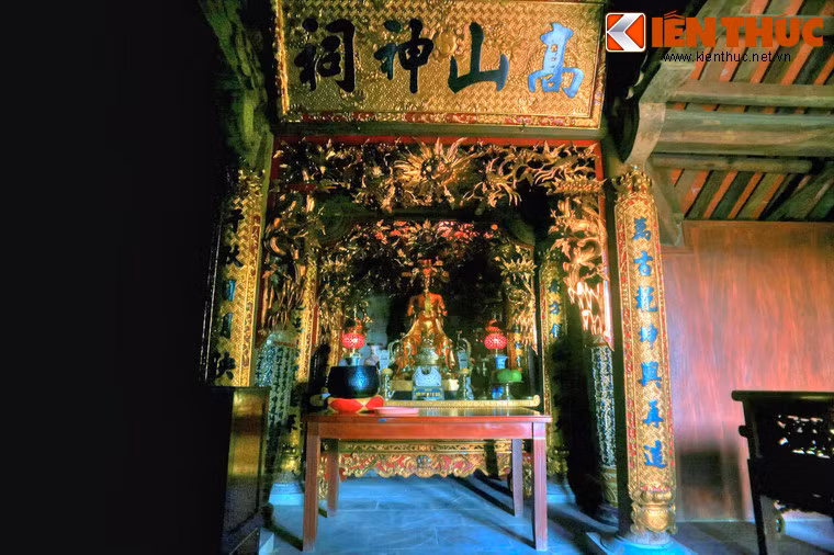 Bàn thờ thần Cao Sơn bên trong đền.