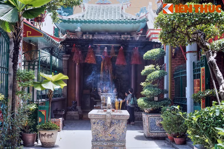 Các các gian thờ ở chính điện, hội quán Phước An còn có gian thờ Quan Âm và Phật Di lạc nằm đối diện với nhau qua sân trước tiền điện.