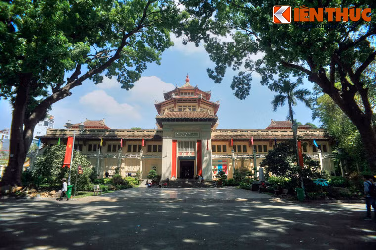 3. Nằm trong khuôn viên của Thảo Cầm Viên Sài Gòn, Bảo tàng Lịch sử Việt Nam là một công trình kiến trúc thuộc địa nổi tiếng của Sài Gòn xưa. Bảo tàng được khánh thành năm 1929, có tên gọi ban đầu là Bảo tàng Blanchard de la Brosse.