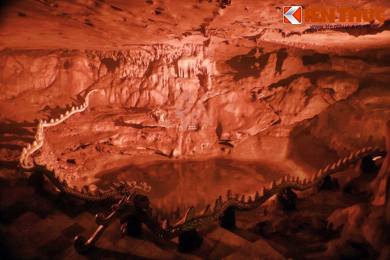 Động tối có nhiều thạch nhũ hình thù kỳ ảo. Giữa động có giếng ngọc tạo thành do nước lạnh từ trần động rơi xuống.