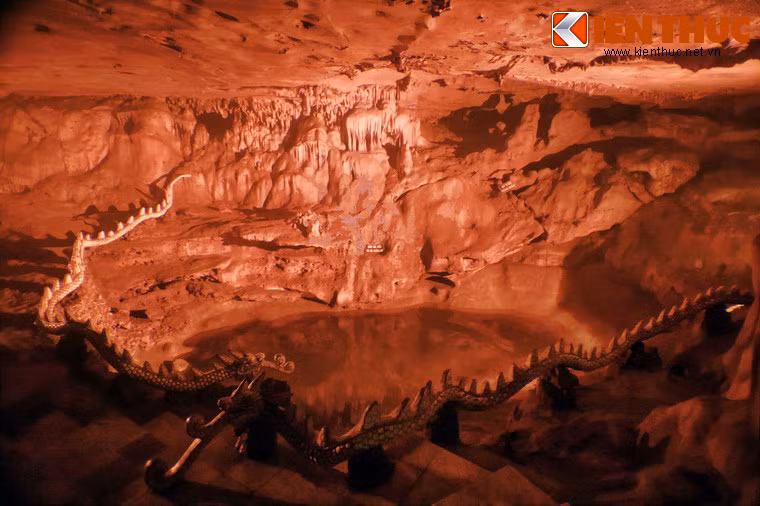 Động tối có nhiều thạch nhũ hình thù kỳ ảo. Giữa động có giếng ngọc tạo thành do nước lạnh từ trần động rơi xuống.