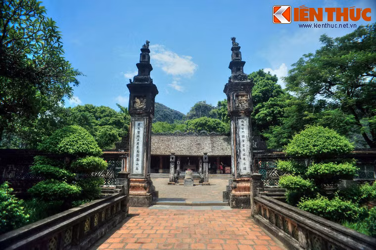 Nằm ở trung tâm thành Đông của kinh đô Hoa Lư xưa (nay thuộc xã Trường Yên, Hoa Lư, Ninh Bình), đền thờ Vua Đinh Tiên Hoàng là một di tích có tầm quan trọng đặc biệt của của quần thể di sản cố đô Hoa Lư.