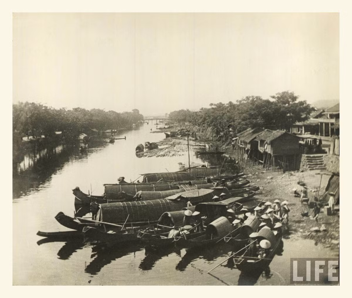 Sông Đông Ba, phía xa là cầu Đông Ba. Ảnh: Life.